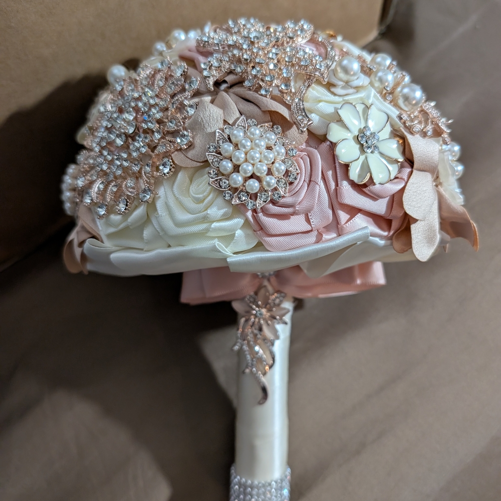 Elegant Pearl and Floral Brooch Bouquet